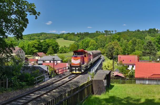 714 014-8 mit dem Deciner Touristenzug nach Rumburk bei Brtníky, Mai 2023.