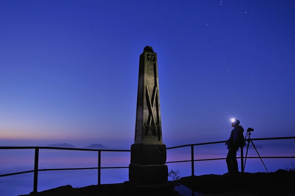 Triangulierungssäule auf dem Lilienstein. Bevor die Sonne aufgeht mache ich noch ein paar Spielereien mit meiner Stirnlampe. 