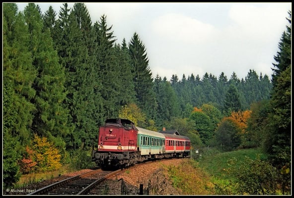 : Die bordeauxrote 202 844 konnte am 8. Oktober 2000 mit ihrer Regionalbahn nach Bad Schandau im Sebnitztal bei Ulbersdorf angetroffen werden. Foto: Archiv Michael Sperl