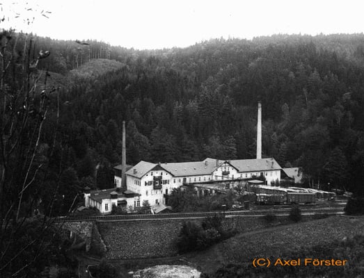 Die Sputhmühle um 1930 - eine Kartonagenfabrik (die erste Bierdeckelproduktion weltweit) etwa 100m oberhalb des Haltepunktes Mittelndorf. Sie hatte einen eigenen Zweiggleisanschluß mit Kopf- und Seitenrampe, ist 1937 abgebrannt. Text & Foto: Axel Förster