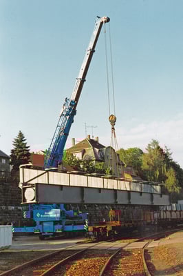 Vorgefertigte Stahlelemente für die Brücke über die Schandauer Straße auf dem Sebnitzer Bahnhof. Verladung auf LKW. 