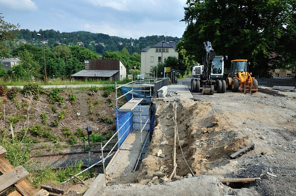 Auch die Brücke kurz hinter der Bahnhofsausfahrt Richtung Neustadt muss erneuert werden, es drohten sich Teile zu lösen und auf den Gleiskörper zu fallen. 06.07.2013