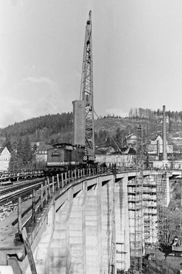 Einheben der neuen Beton-Fertigelemente mittels Eisenbahn-Drehkran. 