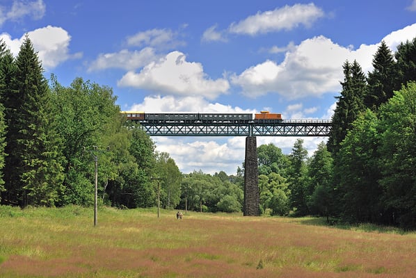 105 015-2 schiebt nach...