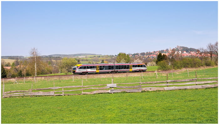 Kurze Zeit später rollt der Gegenzug aus Dürrröhrsdorf nach Neustadt durch die schöne Frühlingslandschaft bei Helmsdorf. 27.04.2012