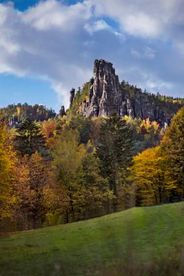 Blick zu den Gansfelsen aus Richtung der Feldsteine bei Rathen.
