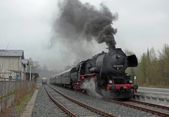 Kurze Pause in Sebnitz, auf der 52 wird nochmal ordentlich Dampf gemacht.  15.04.2017. Foto: A. Schleusener / Archiv Robert Schleusener. 