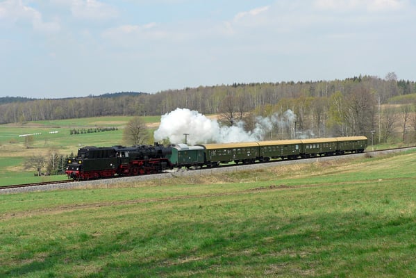 Der Streckenabschnitt bei Krumhermsdorf ist einer der vielen Highlights auf der Sebnitztalbahn, die Strecke ist hier in einem großen Bogen weit einzusehen und solch Stilreine Züge wie anno dazumal sind Romantik pur, 23.04.05,Foto: Jürgen Vogel