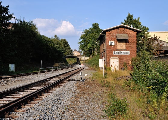 Ende August ist das neue Gleis 5 bis zum Stellwerk fertiggestellt, der weitere Streckenverlauf ist eingeschottert und bereit für den Einbau des Gleises. 30.08.2013