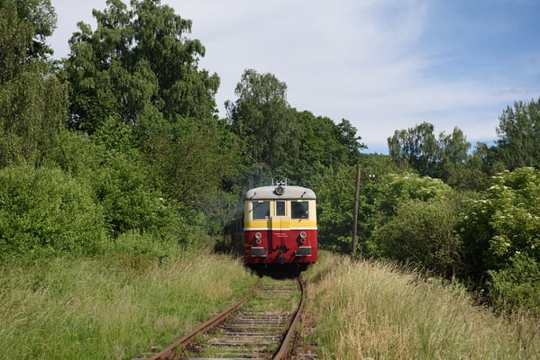 Im letzten Sonnenmoment des Tages noch einen Abstecher zur Strecke nach Kamenicky Senov. Das Triebwagengespann bei Ceska Kamenice. 18.06.16