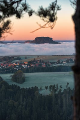 Frostiger Herbstmorgen bei Porschdorf, fotografiert von den Waitzdorfer Aussichten.