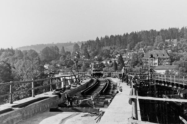Gleisverlegung und Brückeninspektion mit einem Volvo 2 Wege Fahrzeug. 