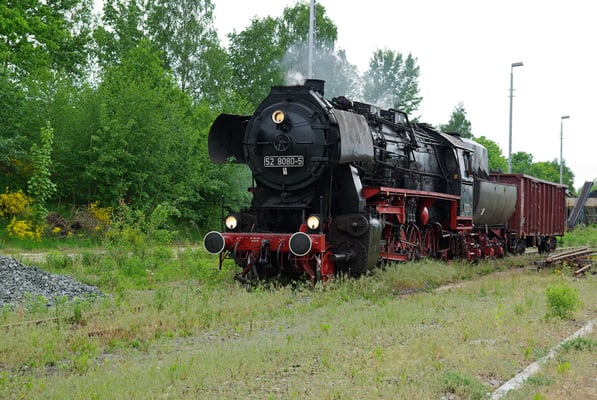 Sonderfahrten zu den Feierlichkeiten 675 Jahre Neustadt in Sachsen, 52 8080-5 fährt hier zum Bekohlen, ihre eigenen Kohlen haben die Löbauer gleich mitgebracht, Neustadt, Mai 2008