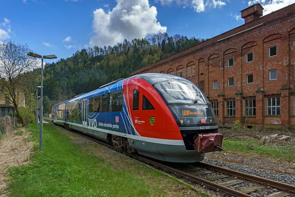 Werbedesiro der Nationalparkbahn (Werbung für die beiden Nationalparke Sächsische - und Böhmische Schweiz) auf seinem Weg von Rumburk nach Decin in Goßdorf Kohlmühle. April 2017.