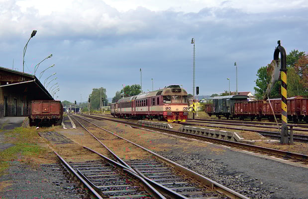 854 204-5 rollt aus dem Depot nebst angehängtem 810´ner Beiwagen im Bahnhof ein.