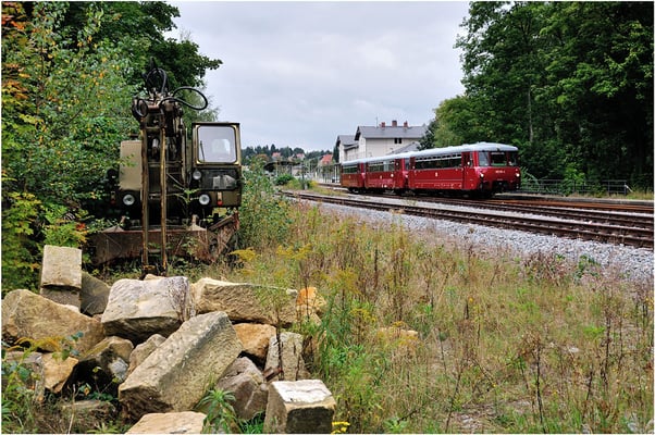 Die zweite Rangierfahrt ging in die andere Richtung ( Neustadt / Sachsen ). Am Gleisrand finden sich auch heute noch Relikte aus Reichsbahnzeiten, wie dieser alte " Radieschenzieher ". 15.09.12