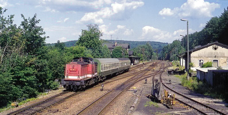 202 667 verlässt mit dem P 7485 den Bahnhof Neukirch ( Lausitz ) West mit Ziel Bad Schandau. Seit 2004 ist die Strecke Bautzen-Neustadt stillgelegt. Das Foto entstand vom Arbeitsplatz des Stellwerkers. August 1994, Fotograf: Andreas W. Petrak