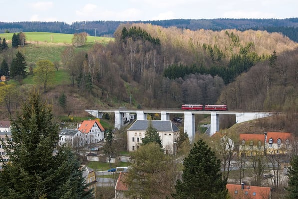 Kurz bevor er Sebnitz erreicht überquert der Triebwagen den Amtshainersdorfer Viadukt. Foto: Axel Förster, 17.04.12
