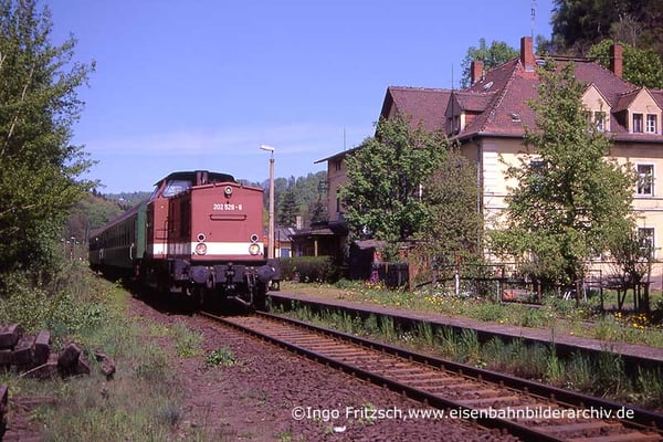 202 528 mit Regionalbahn Bautzen-Bad Schandau in Rathmannsdorf. 05.05.1999 Foto: Ingo Fritzsch