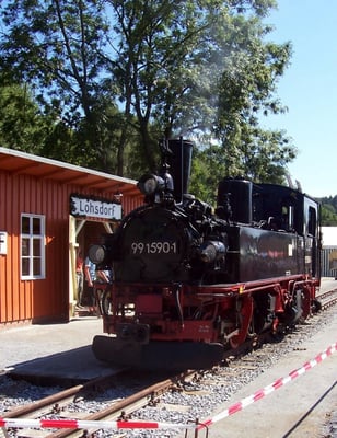 Die IV K wurde extra mit einem Tieflader vom " Wilden Robert " ( Döllnitzbahn ) nach Lohsdorf gebracht, Sommer 2006