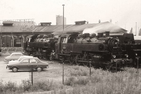 Sie hatten einen Sonderzug über die Nebenbahn via Dürrröhrsdorf nach Pirna gebracht. Vor der Rückkehr in ihre Heimatdienststellen verschnaufen 86 1501 und 86 049 in der TE Pirna. Ende der 80ér, Foto: Archiv Uwe Schmidt