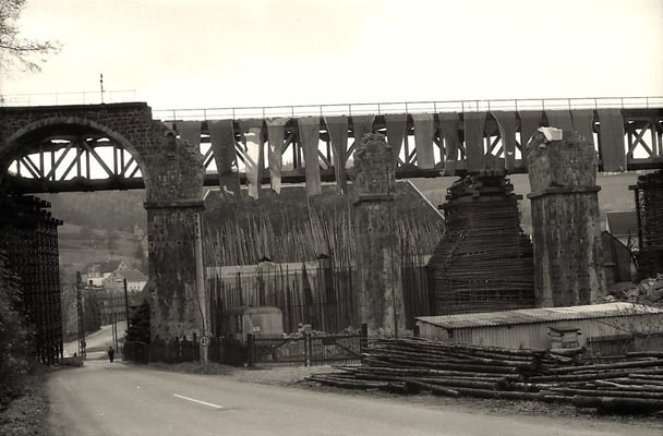 Die Behelfsbrücke haben NVA-Pioniere errichtet. Sie scheinen zur Materialgewinnung einen ganzen Wald abgeholzt zu haben. Die Trafostation wird durch eine 7 Meter hohe doppelte Palisadenwand geschützt, Foto: Lutz Morgenstern