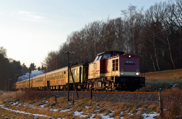 Adventssonderfahrt der OSEF. 112 331-4 zieht den Zug bei wunderschönem Abendlichen Streiflicht durch die Steigung bei Krumhermsdorf, November 2008