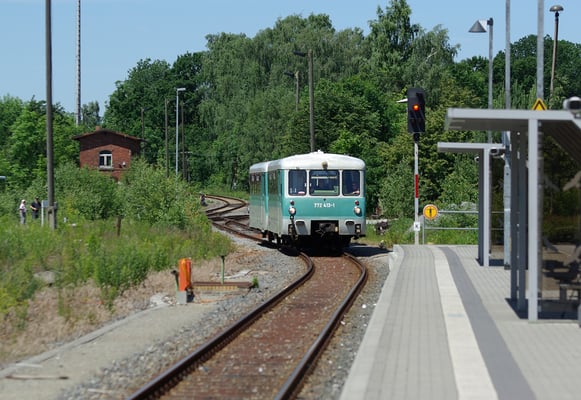 Die Ferkeltaxe der OSEF aus Pirna kommend bei der Einfahrt in Neustadt, 13.06.2009