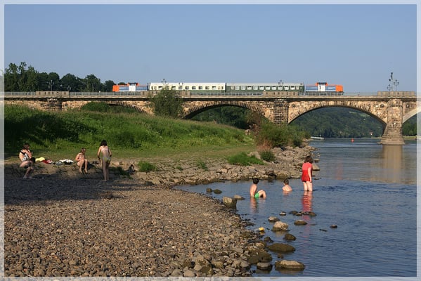 Am Abend entstand noch diese schöne Sommerliche Szene am Fluss unterhalb der Pirnaer Elbbrücke. 03.06.11. Foto: Hannes Ortlieb