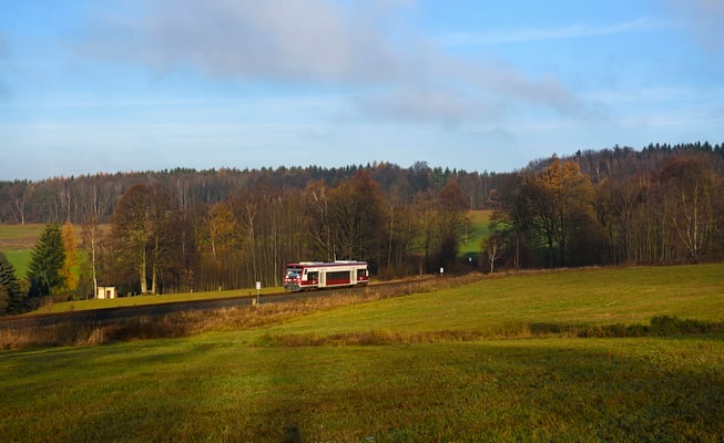 Etwa ein Jahr lang wird er zu Gast sein, Grund sind die anstehenden Untersuchungen aller Desiros der Städtebahn. Hier wieder bei Krumhermsdorf in Richtung Sebnitz, Ende November.