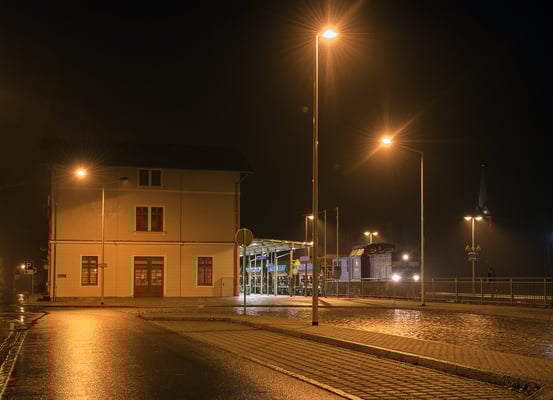 Press 204 036-6 & Schotterzug bei der Ausfahrt in Sebnitz, 15.11.2015.