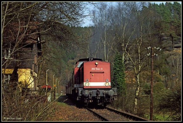 202 544 mit Regionalbahn am Hp.Porschdorf, 1. April 2001. Foto: Archiv Michael Sperl