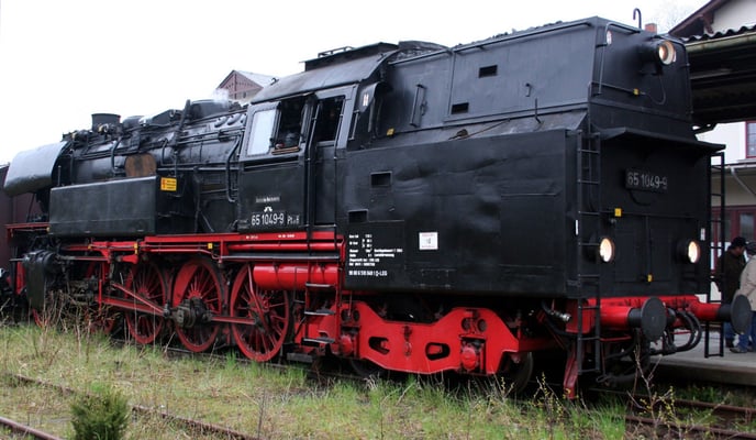 Auf der Rückfahrt nach Neustadt wartet die 65 hier auf den Gegenzug, in den 2 mitgeführten Güterwagen befand sich übrigens der Wasservorrat für die Lok, 19.04.2008, Foto: Jörg Feudel
