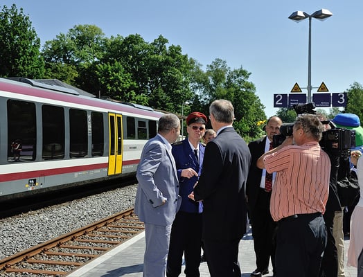 Landrat Michael Geisler und Sebnitzer OB Mike Ruckh nutzen die "Ruhe vor dem Sturm" für ein Gespräch mit Günther Gebauer.