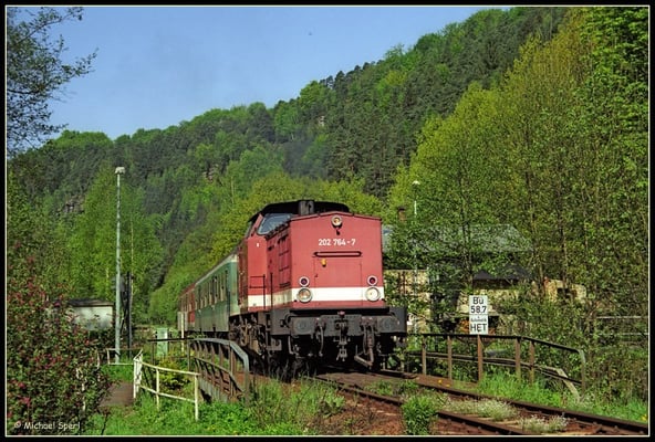 202 764 verlässt in Langsamfahrt den Bf.Goßdorf-Kohlmühle und rollt über die anschließende Sebnitzbrücke, 11. Mai 2001. Foto: Archiv Michael Sperl
