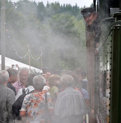 Sofort wird der Zug gestürmt, jeder will dabei sein wenn es das erste Mal auf dem Ausziehgleis Richtung Hohnstein geht. 27.08.2011