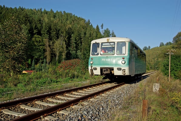Langsam wird es Herbst im Sebnitztal, Sonderzug mit Ferkeltaxe der OSEF kurz vor Goßdorf-Kohlmühle, 18.09.2009