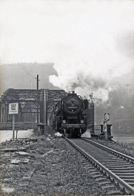 52 8064 überquert die Carolabrücke in Bad Schandau deren letztes Stündlein bereits geschlagen hat. Und auch der 52 wird bald der Dampf ausgehen...