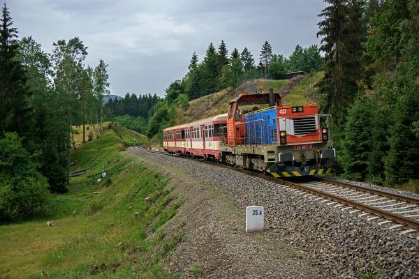 714 027-0 mit dem Ausflugszug von Decin nach Mikulášovice im Kamnitztal bei Dolní Falknov, 01.07.18