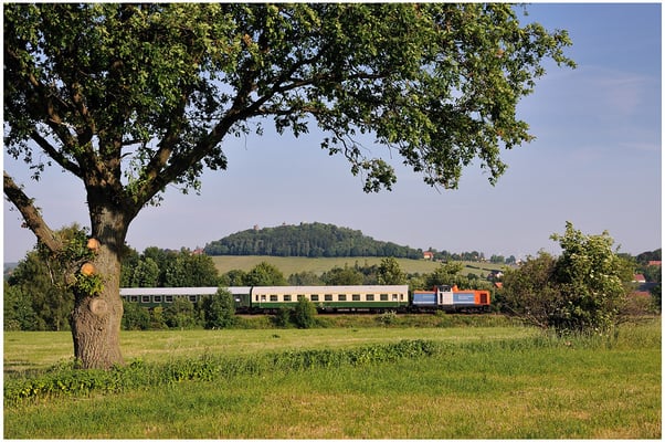 Kurz nachdem der Zug auf seinem Weg nach Neustadt den Bahnhof Stolpen verlassen hat bietet sich dieser schöne Einblick auf Strecke und Burg Stolpen. 05.06.11, 07:50 Uhr