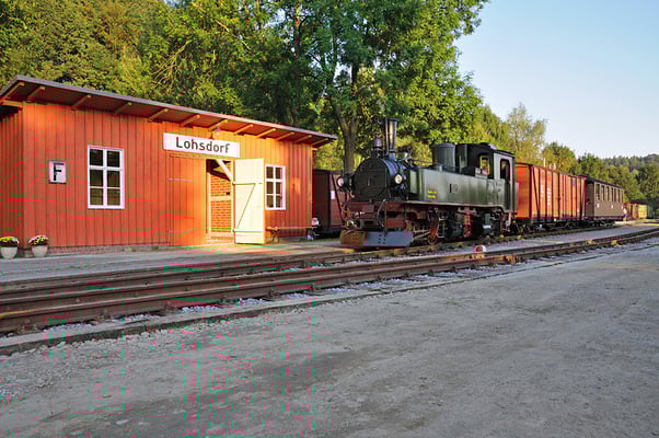 Der Zug vor dem Bahnhofsgebäude Lohsdorf. 26.08.2011