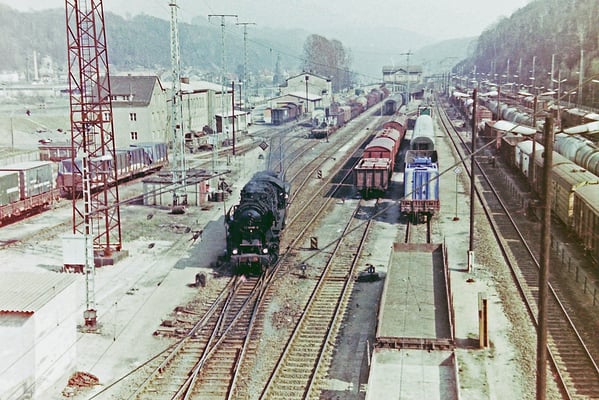Anderer Tag, dieses Mal auf Farbfilm. Doch an dem stark ausgelasteten Bahnhof hat sich nichts geändert...
