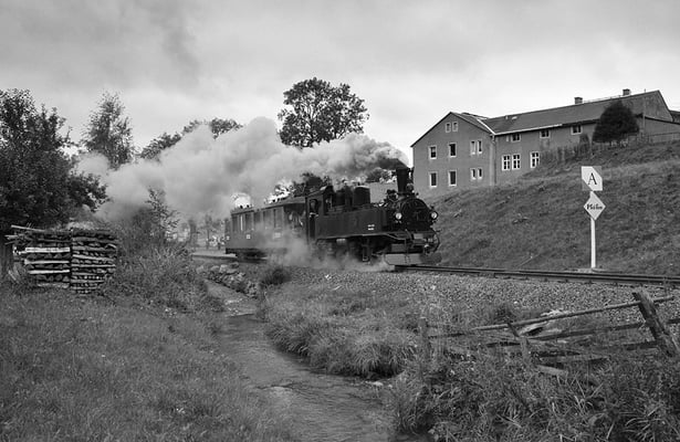 Auch hier macht die Umwandlung des Fotos in SW die Illussion so gut wie perfekt, alles wirkt wie zu besten Zeiten des " Bimmelheinrich ". 27.08.2011