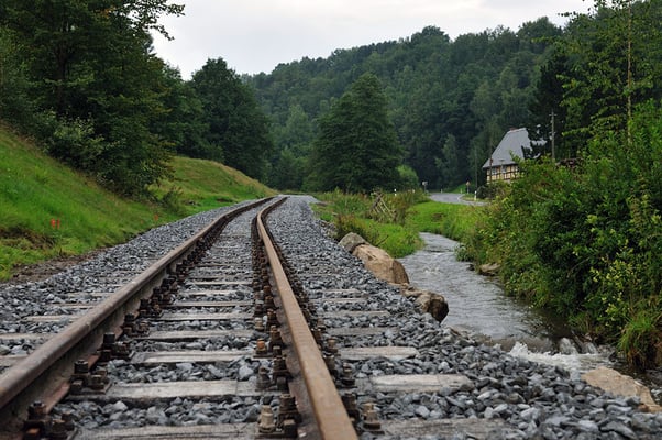 Sehr nah am Bach und in einer deutlich sichtbaren Steigung verläuft die Strecke. Bleibt zu hoffen, dass Hochwassersituationen wie 2010 die neue Trasse verschonen. 05.08.11