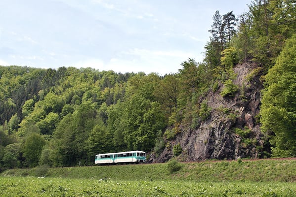 Die Eisenbahnfreunde wurden nach der Wanderung in Kohlmühle wieder eingeladen und die Fahrt ging zurück über Neustadt & Pirna nach Löbau. Hier fährt der Zug durchs schöne Sebnitztal unterhalb des Goßdorfer Raubschlosses. 16.05.10, Foto: Jürgen Vogel