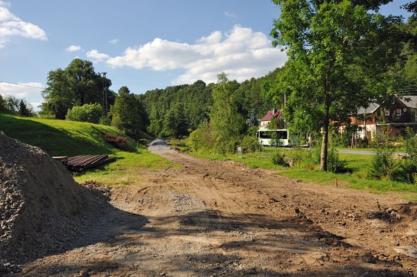 Blick in die andere Richtung. Der Aushub für die neue Trasse wurde schon durchgeführt, als nächstes wird das neue Gleisbett geschottert. 16.07.11