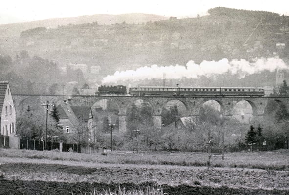 Umleitung des SVT als Vindobona Wien-Berlin ab Bad Schandau über Sebnitz & Neukirch nach Dresden auf Grund der Sperrung der Elbtalstrecke (Gottleuba Hochwasser in Pirna). Hier mit BR 86 auf dem Sebnitzer Viadukt, 1957