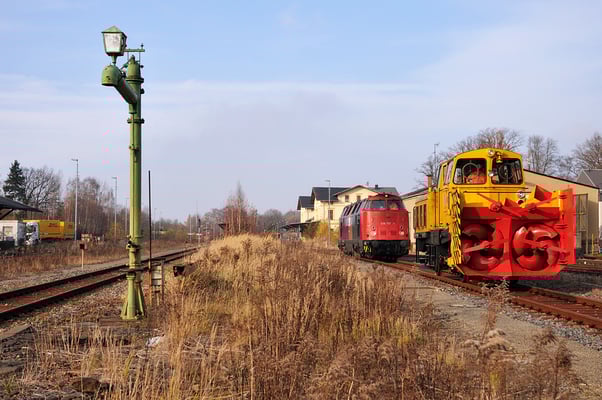 Der alte Wasserkran auf dem Neustädter Bahnhof bietet noch immer eine schöne Einrahmung. 228 757 hängt sich an die mittlerweile gedrehte Schneefräse. 21.11.11
