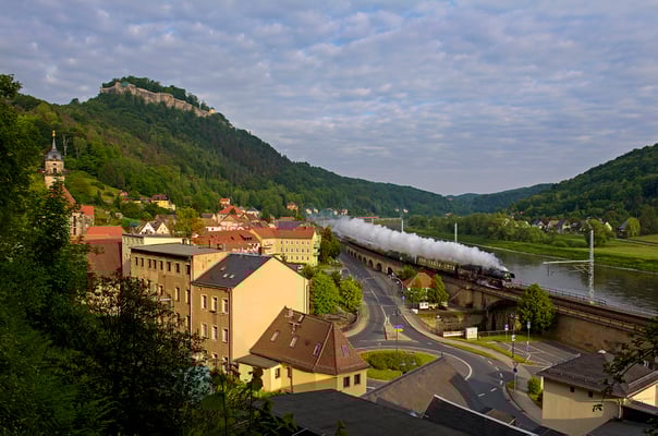 Goldene Morgenstunde in Königstein. Unterhalb der Festung dampft ein Sonderzug seinem Ziel in Tschechien entgegen. 
