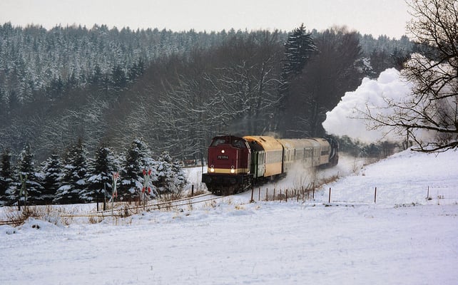 In der Steigung von Krumhermsdorf gelang dem Fotografen diese schöne Aufnahme. Bleibt zu hoffen, dass unserer romantischen Strecke vielleicht doch noch ein längeres Leben gegönnt ist... Foto: Jürgen Vogel, 28.11.10